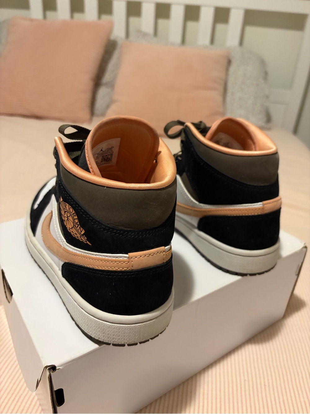 Air Jordan 1 Mid - Picture 4 of 5